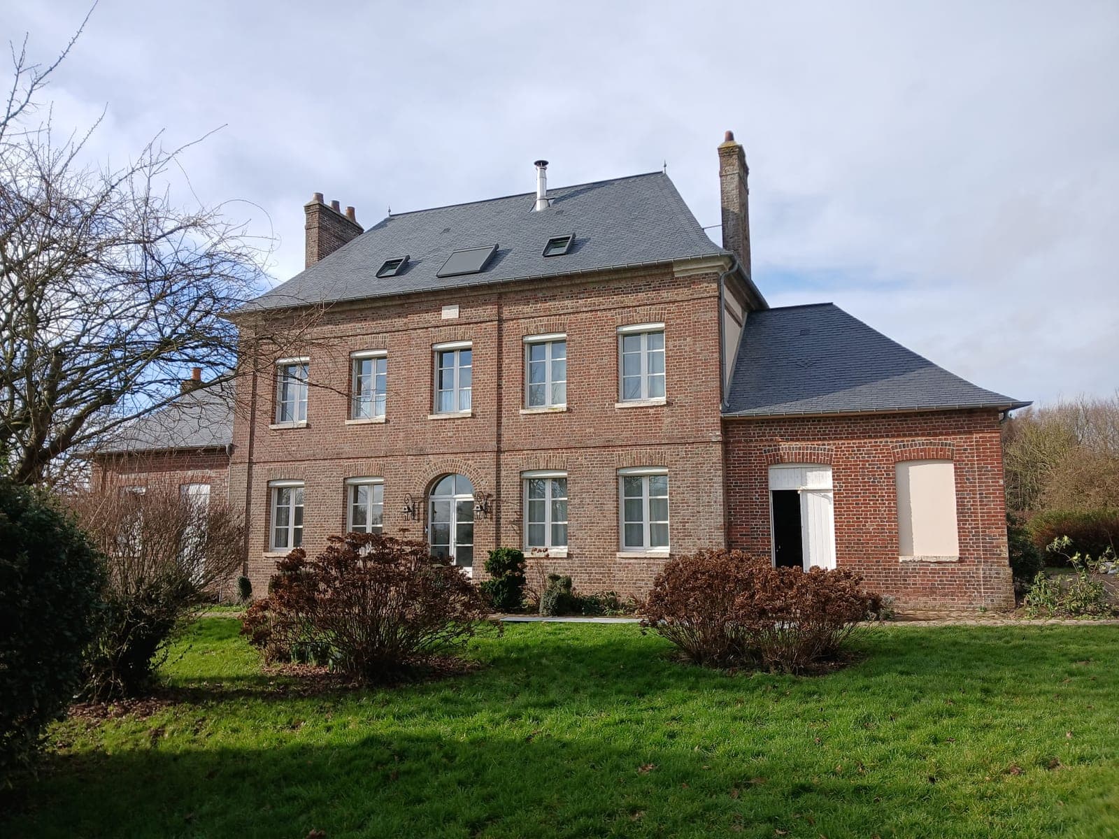 Toiture en ardoise à lucarnes sur une demeure normande, versant entièrement refait.