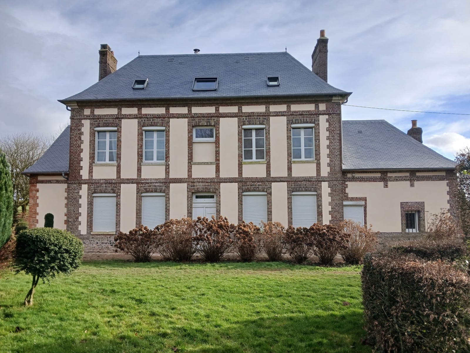 Demeure entourée d’un parc, couverture en ardoise et zinguerie refaites.