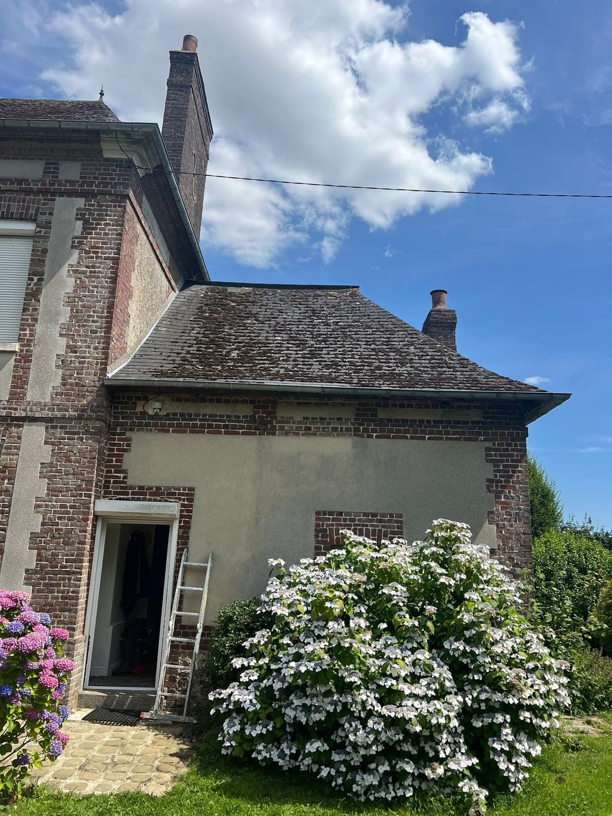 Toiture en ardoise naturelle refaite par BCR sur une maison normande